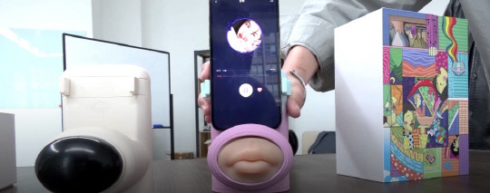 장거리 키스 장치 [로이터 유튜브 캡처]